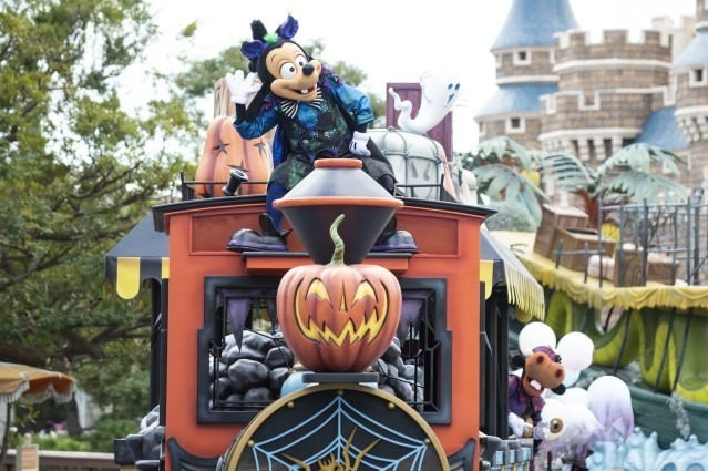 東京ディズニーランド「ディズニー・ハロウィーン」“ゴーストコスチューム”の限定パレードや夜の花火｜写真2