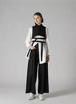 リミ フゥ“火”が燃えるようなグラフィックシャツ＆“蜘蛛の巣”刺繍ブラウス、ベルト付きジレも｜写真6