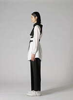 リミ フゥ“火”が燃えるようなグラフィックシャツ＆“蜘蛛の巣”刺繍ブラウス、ベルト付きジレも｜写真7