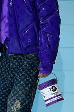 ルイ・ヴィトン22年秋冬メンズ新作、花柄＆モノグラム・パターンのコートや“ペイント缶”レザーバッグ｜写真12