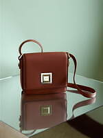 マックスマーラ新アイコンバッグ、“建築設計図”着想の構築的なボディ×輝くスクエアメタル｜写真27