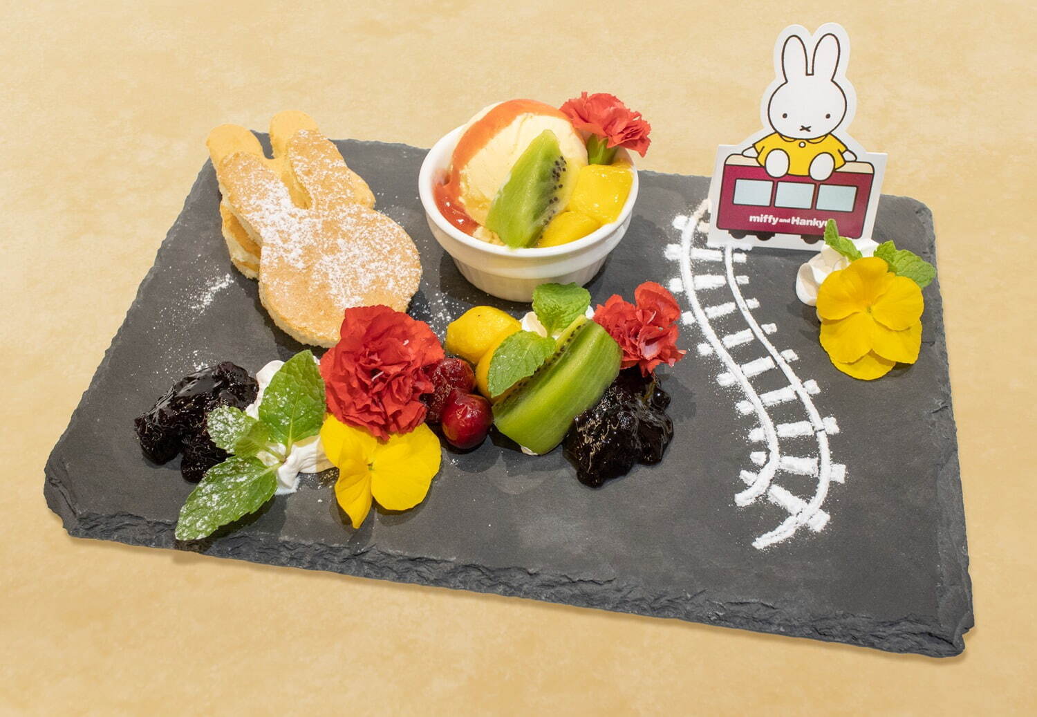 ＜OSAKA na kitchen阪急大阪梅田駅3F改札内店＞
miffy and Hankyu おでかけスフレパンケーキ 単品 1,280円、ドリンクセット 1,500円