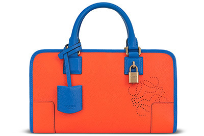 ロエベ、ヴィヴィッドカラーの新作登場 - カラフルな羽のクジャクがディスプレイの主役に