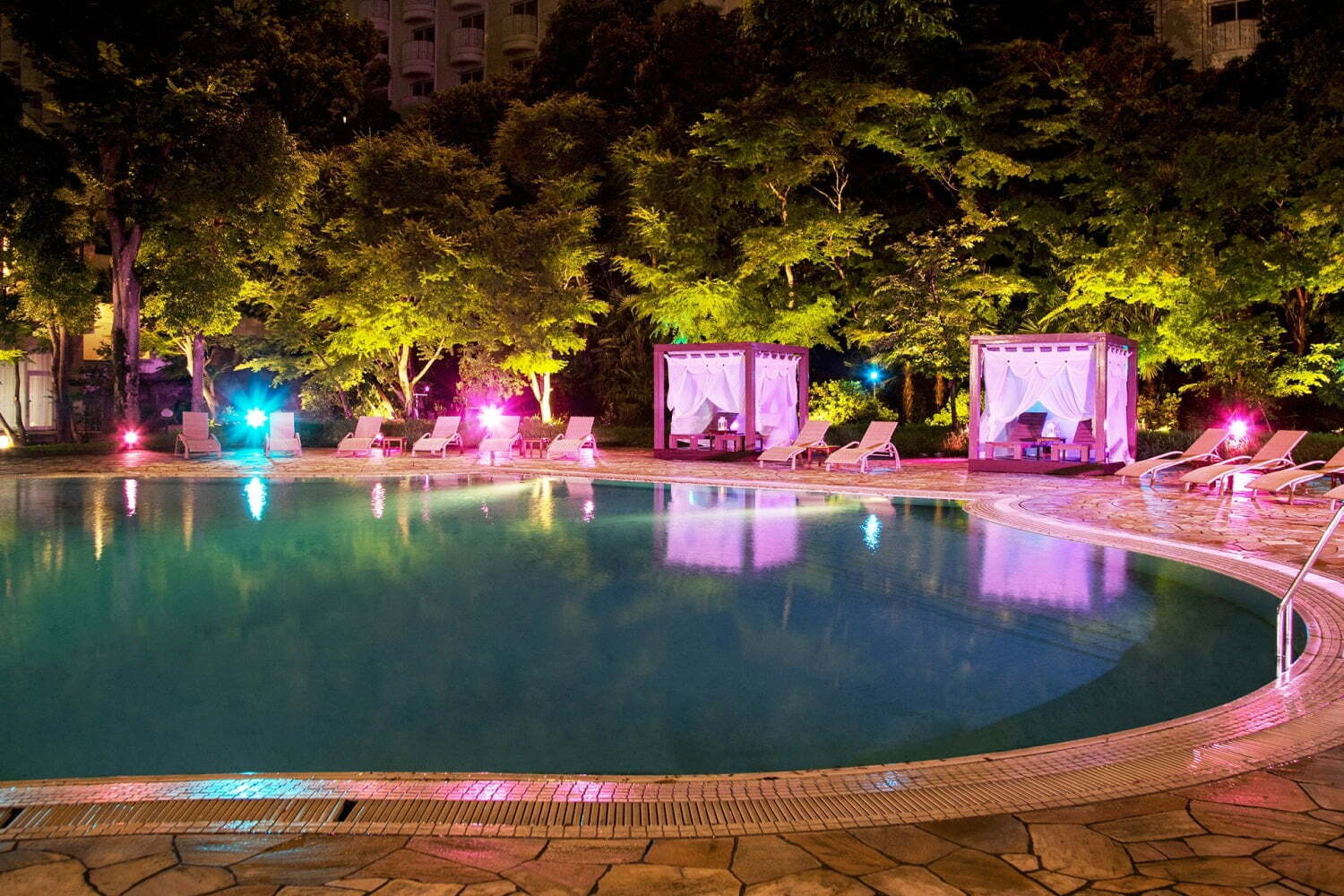 ナイトプール｜ナイトプールで「ディズニー映画鑑賞」グランドプリンスホテル新高輪でディズニープリンセス映画を楽しむ