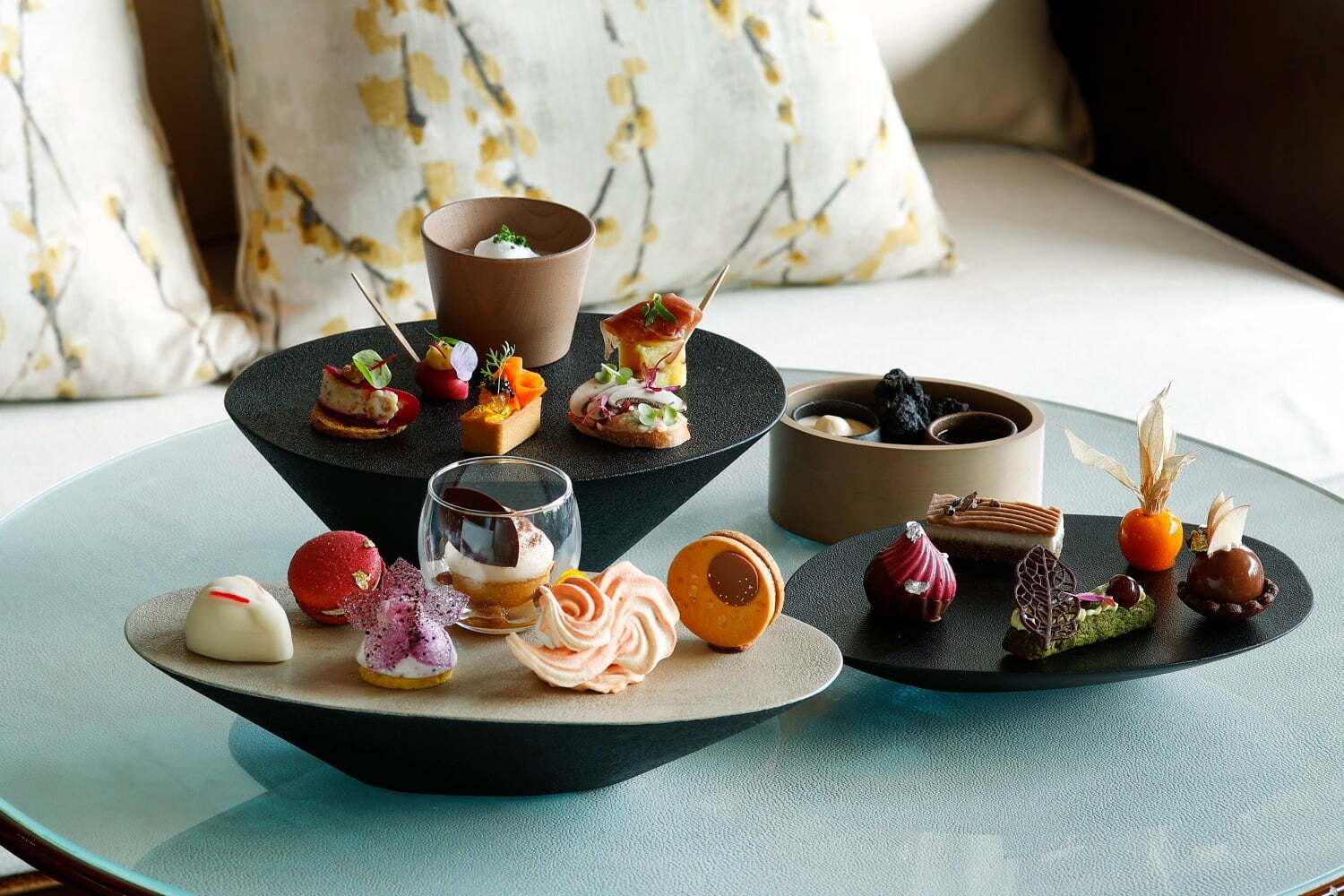 パレスホテル東京「秋の伝統色」で彩るアフタヌーンティー、和菓子やマカロンを“輪島塗漆器”で用意