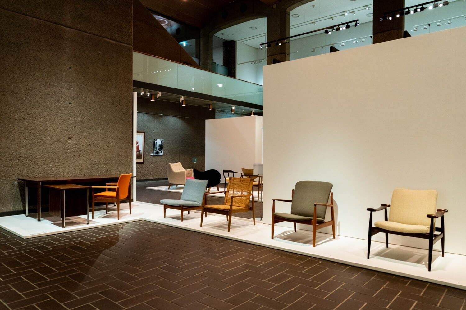 フィン・ユール《ディプロマット・デスク》1961-62年デザイン 《アームチェア No. 901》1961-62年デザイン 《ジャパンチェア》1957年デザイン 《イージーチェア》1956年デザイン 《イージーチェア NO-136》1956年デザイン 《スペードチェア(アナザータイプ)》1954年デザイン いずれも織田コレクション(東川町)