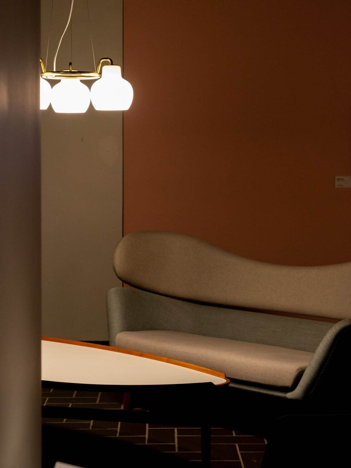 フィン・ユール《カクテルテーブル》1951年デザイン 《ベイカーソファ》1951年デザイン いずれもデニッシュインテリアス株式会社
ヴィルヘルム・ラウリッツェン《VLリングクラウン(3灯)》1940年代デザイン ルイスポールセン／ルイスポールセンジャパン