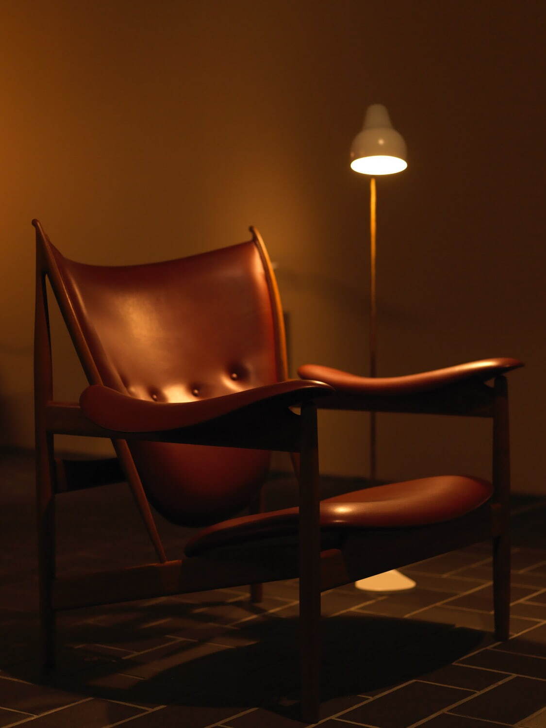 フィン・ユール《チーフティンチェア》1949年デザイン デニッシュインテリアス株式会社
ヴィルヘルム・ラウリッツェン《VL38 フロア》1940年頃デザイン ルイスポールセン／ルイスポールセンジャパン