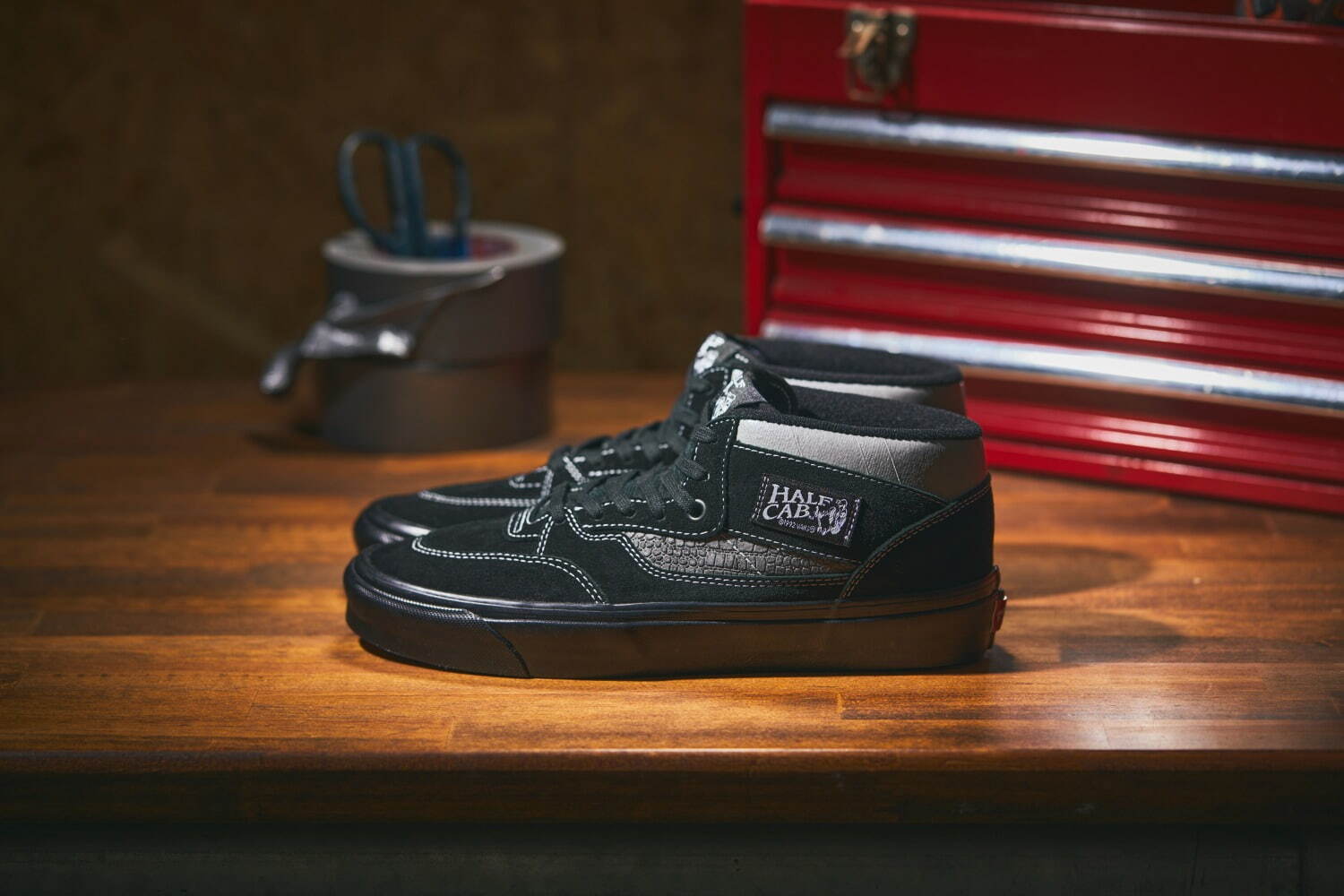 VANS新作スニーカー「ハーフキャブ」90年代に流行した“カスタムシューズ”を完全再現 - ファッションプレス