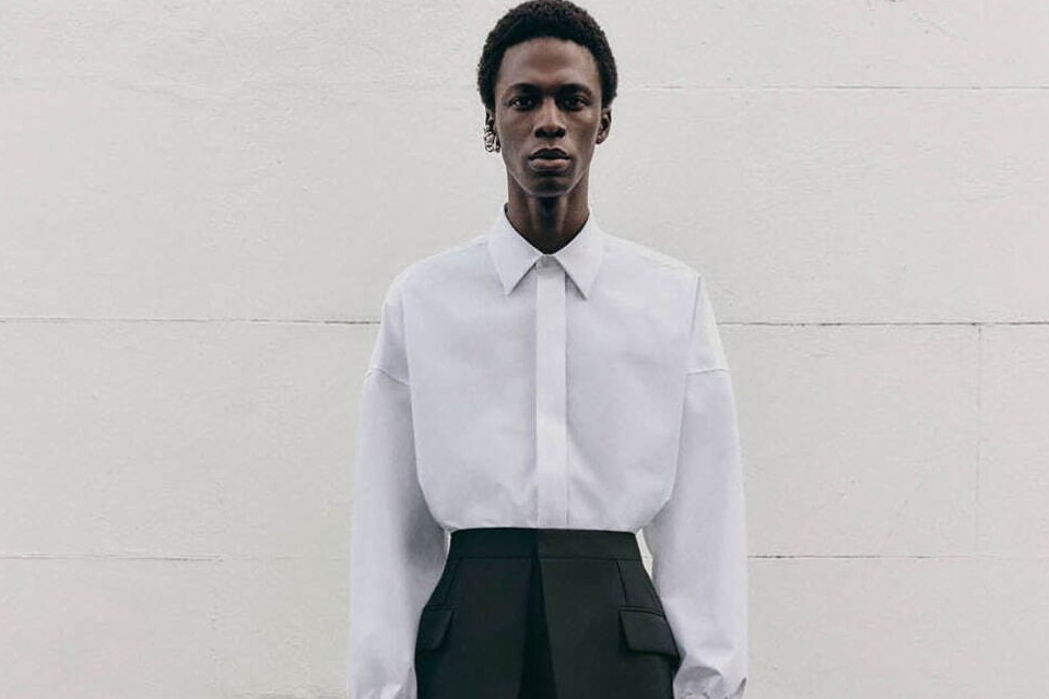 アレキサンダー・マックイーン新作メンズウェア、“きもの”着想のトレンチコート＆レイヤードパンツ