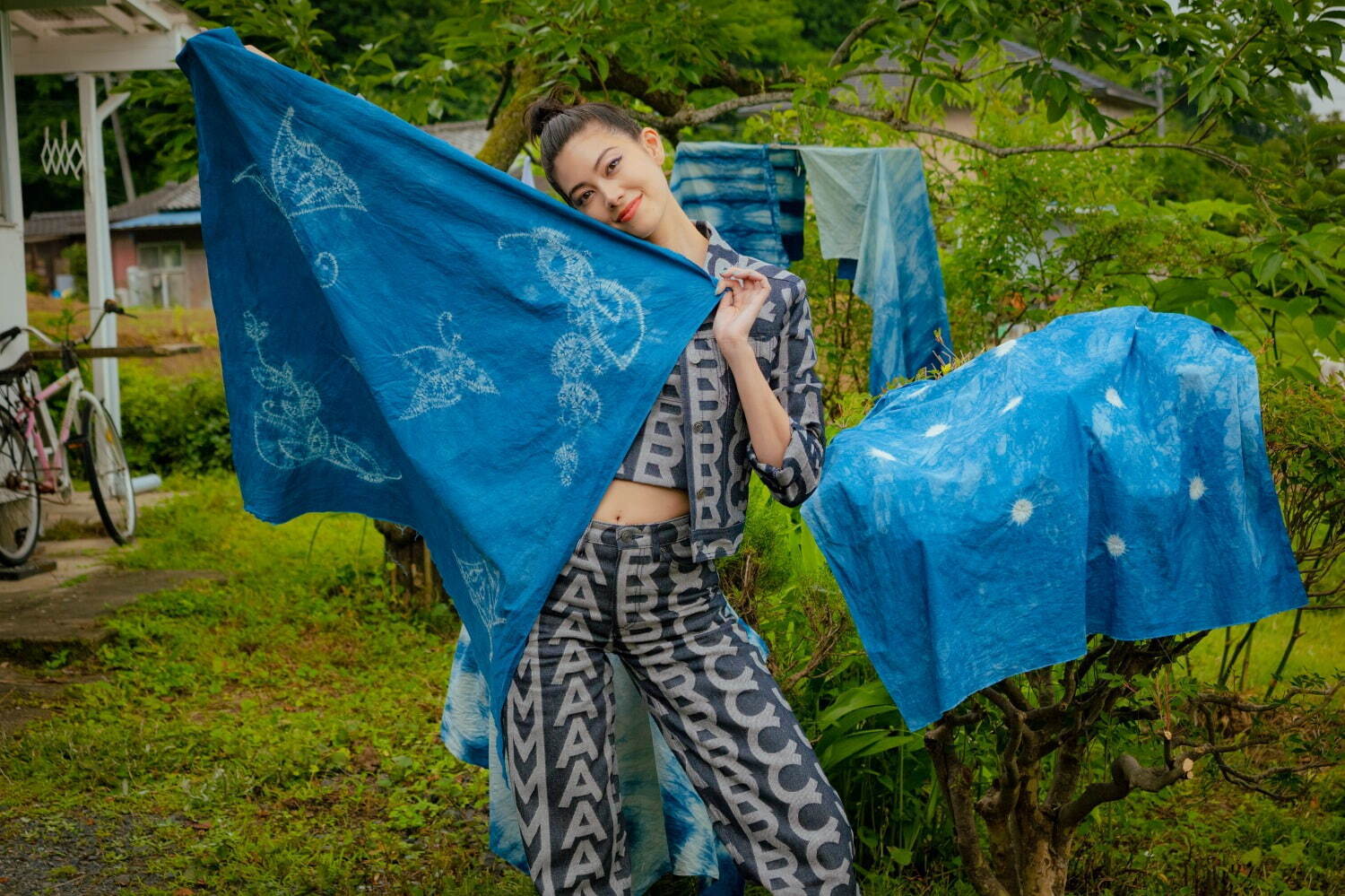 マーク ジェイコブスのバンダナコレクション、“蝶”モチーフのイラストを藍染で表現｜写真3