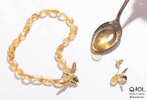 Q-pot.まるで“ハチミツ”天然石ジュエリー、女王蜂モチーフ付き1