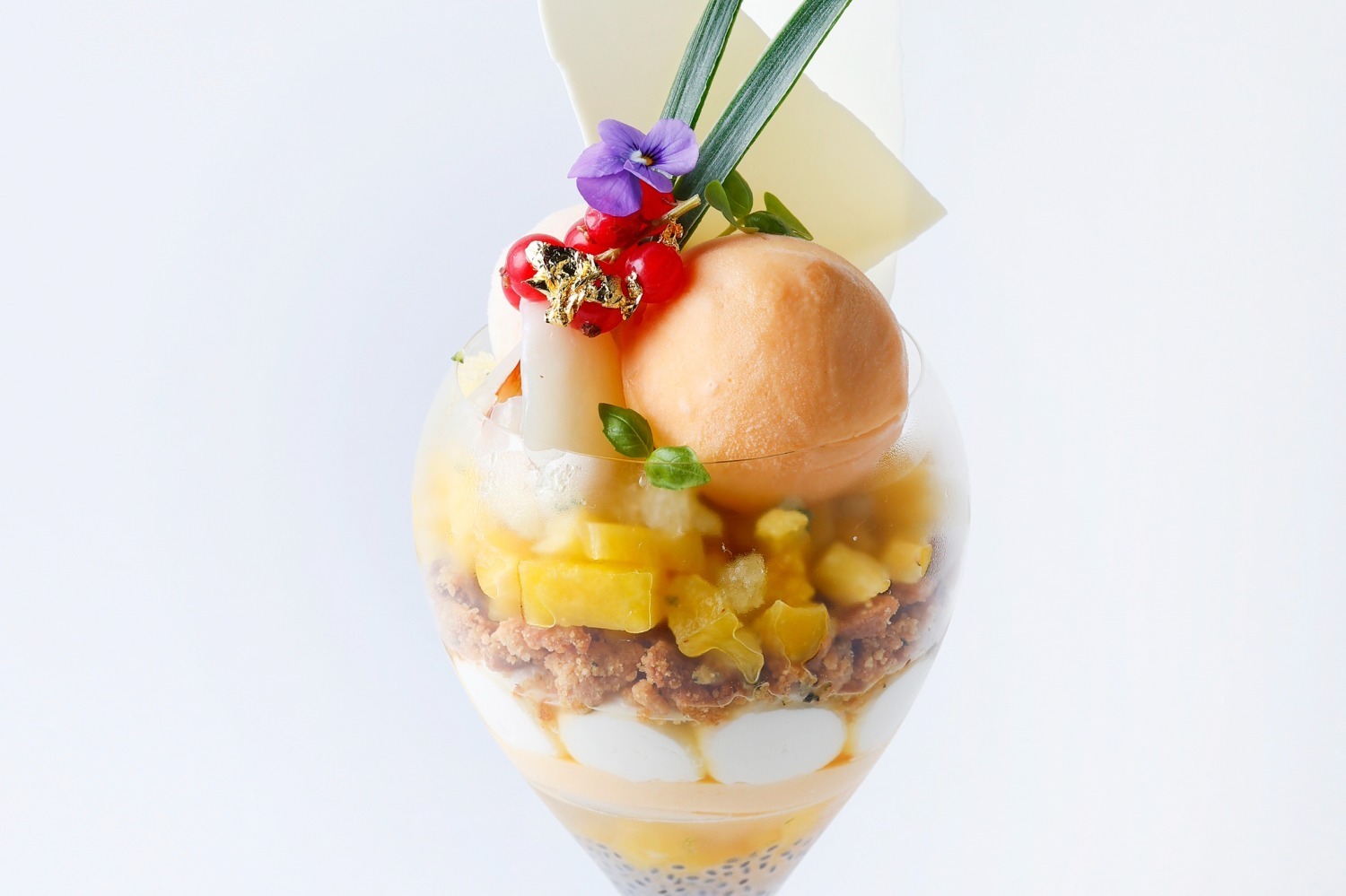 パフェ｜エンポリオ アルマーニ カフェ「季節のパフェ」、南国パイナップル×さっぱりバジルの限定フレーバー