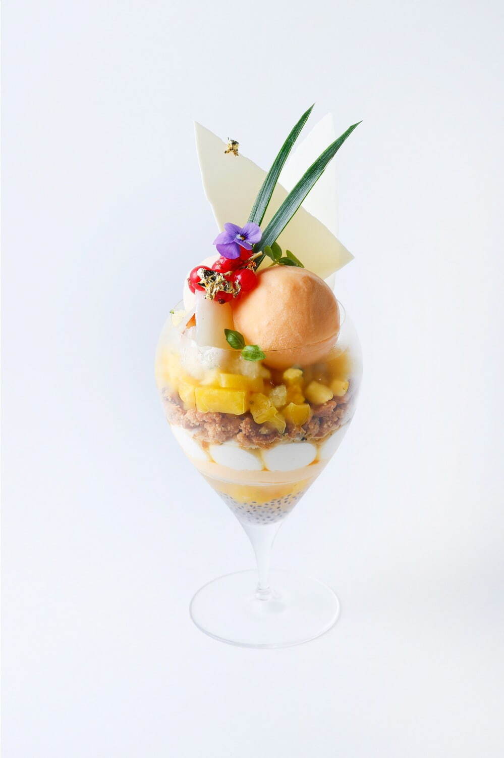 「パイナップルとバジル、ライチのパフェ」2,300円 ※サービス料10％別。