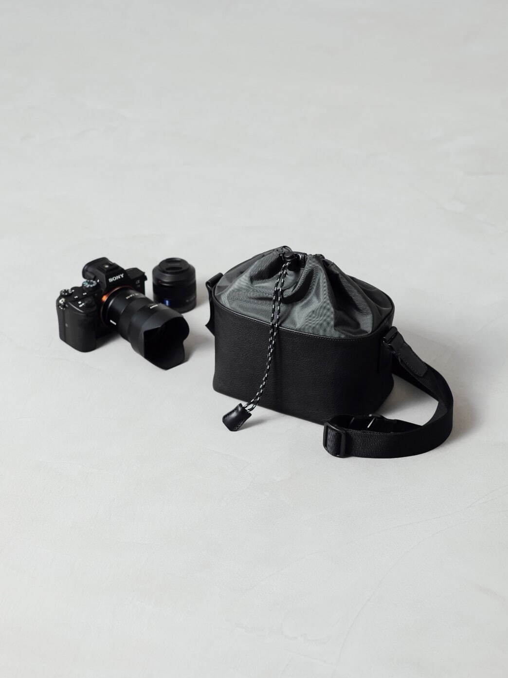 土屋鞄製造所からレザー製の巾着カメラバッグ、小型ミラーレスカメラとレンズをコンパクトに収納｜写真10