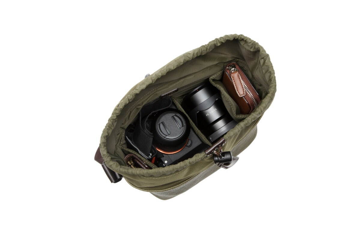 土屋鞄製造所からレザー製の巾着カメラバッグ、小型ミラーレスカメラと