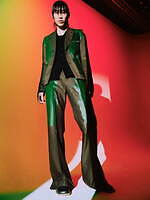 ターク、レザープリントのテーラードジャケット＆抽象グラフィックライナーのレイヤードブルゾン｜写真1