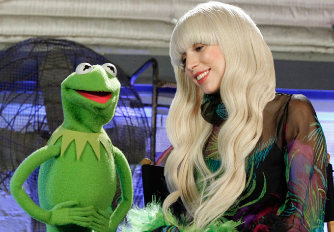 レディー ガガが ザ マペッツ カエルのカーミットたちとデュエット 特別番組が12月に放送 ファッションプレス