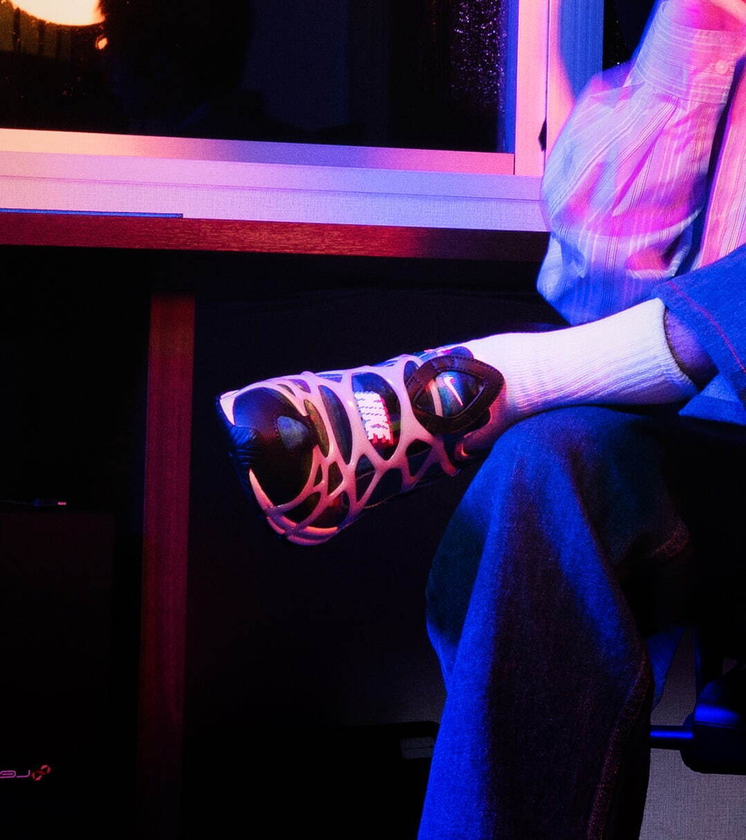 ベイトから”デジタルゲームのバグ”モチーフのナイキ新作スニーカー、暗闇で光る蓄光パーツ付き｜写真3