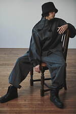 Y's….22年秋冬、ジェンダーレスで楽しむ“猫柄プリント”シャツや墨染ロングコート｜写真4