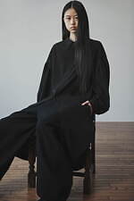 Y's….22年秋冬、ジェンダーレスで楽しむ“猫柄プリント”シャツや墨染ロングコート｜写真9