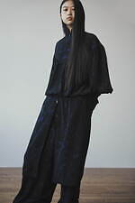 Y's….22年秋冬、ジェンダーレスで楽しむ“猫柄プリント”シャツや墨染ロングコート｜写真11