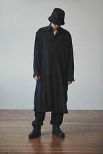 Y's….22年秋冬、ジェンダーレスで楽しむ“猫柄プリント”シャツや墨染ロングコート｜写真12