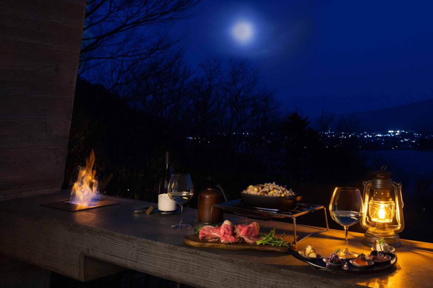 星のや富士 秋の月夜を楽しむ 月光グランピング 幻想的な月明かりの下でディナーやカヌー ファッションプレス