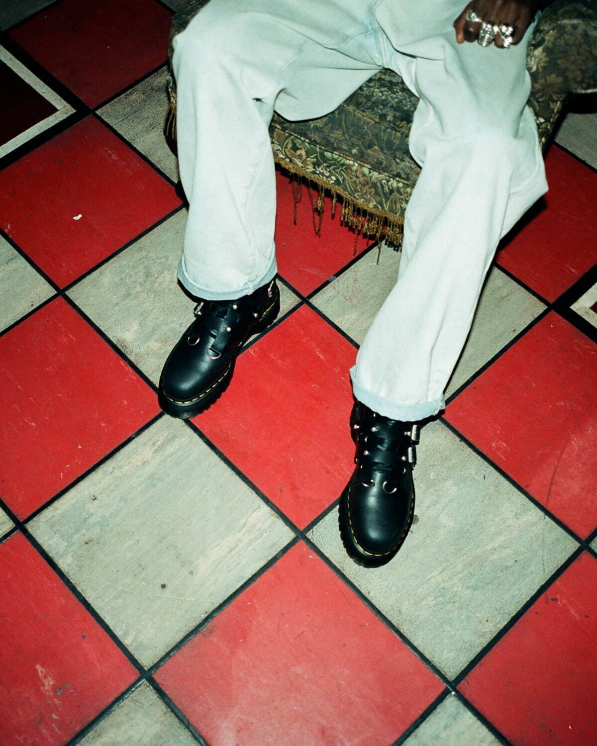 ドクターマーチン×ザ・グレート・フロッグのシューズ、ハードなハーネス付き厚底ブーツ｜写真6
