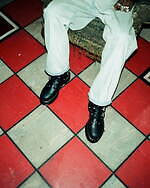 ドクターマーチン×ザ・グレート・フロッグのシューズ、ハードなハーネス付き厚底ブーツ｜写真6