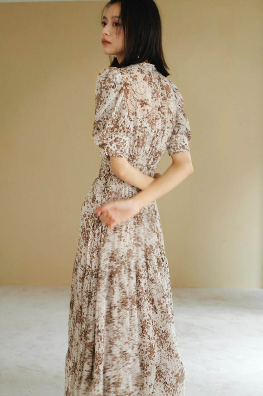 スナイデル22年秋の新作、クラシカルな襟付きワンピ＆“後ろ姿まで美しい”花柄ドレス ファッションプレス