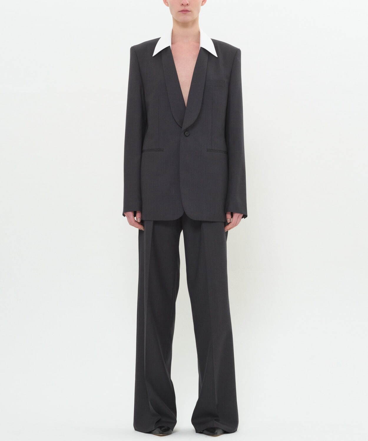Grey Detachable Collar Blazer 96,800円、 Grey PERSONA Trousers 50,600円