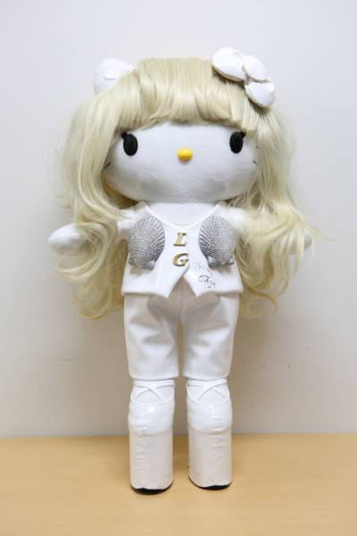 世界でたった2体のレディー・ガガ特製ハローキティ、ヤフオクに