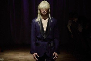 アポクリファの新作、鮮やかに仕上げたショールカラージャケットや草花モチーフのニット