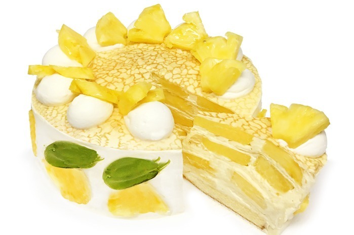 カフェコムサ「パイナップルとマンゴークリームのミルクレープ」甘くみずみずしい果肉を贅沢に