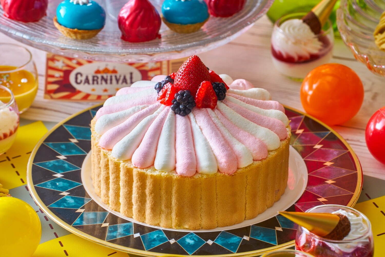 ヒルトン東京お台場“サーカス”着想のスイーツビュッフェ、テント風カラフルケーキ＆真っ赤なババロア｜写真2