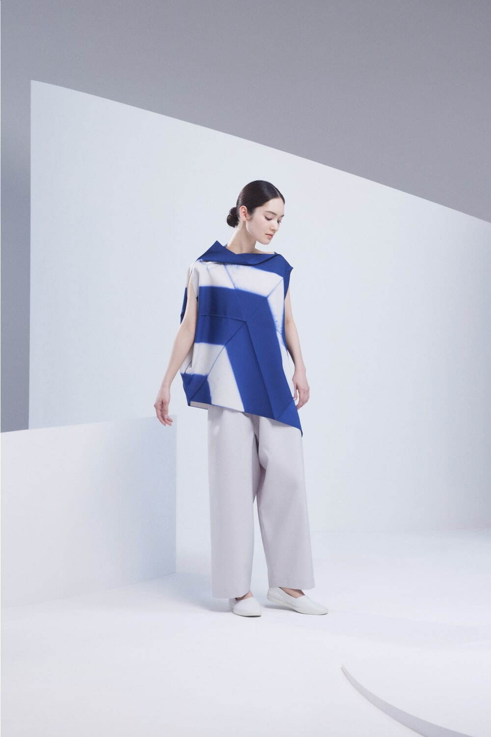 132 5. イッセイ ミヤケ(132 5. ISSEY MIYAKE) トライアングル ダイ｜写真1