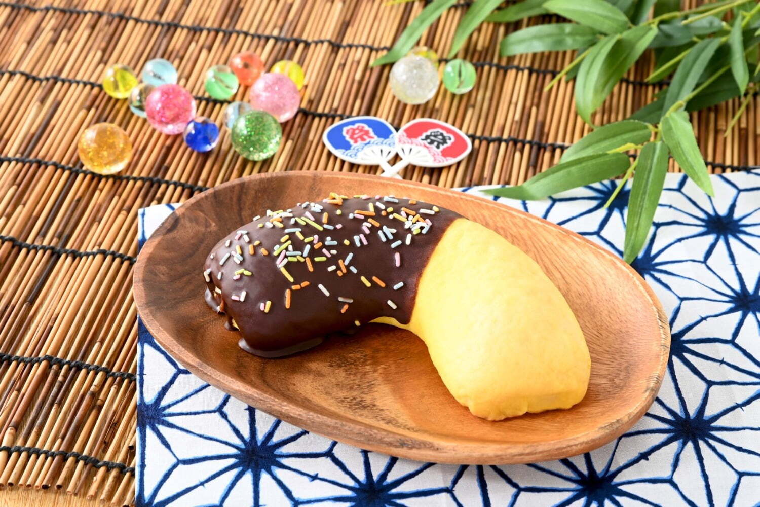 りんご飴｜“夏祭り屋台メニュー”チョコバナナ＆りんご飴がパンに？！全国ファミリーマートで発売