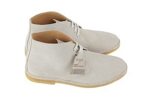 Scye“シャープなトゥ”で仕上げたメンズデザートブーツ、名門「パドモア＆バーンズ」とコラボ