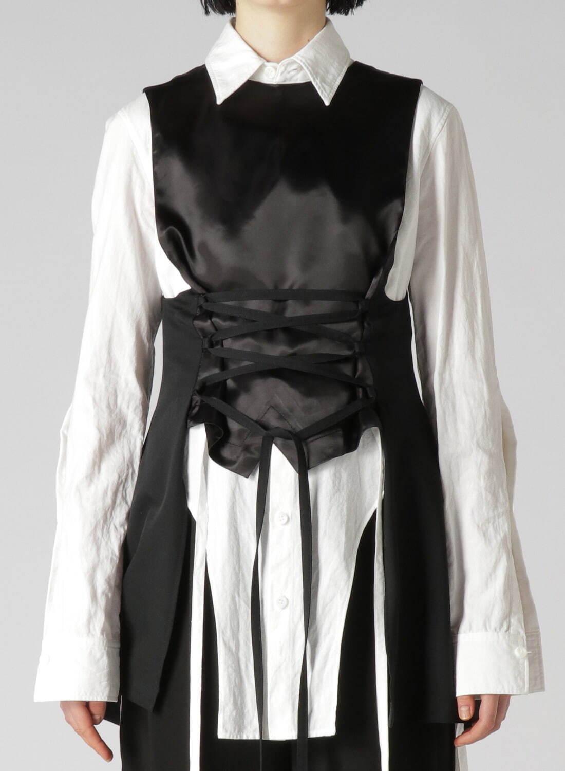 リミ フゥ22年秋冬新作、ギャバジン×ファスナーの変形ライダースジャケットやウールガーゼのドレス｜写真3