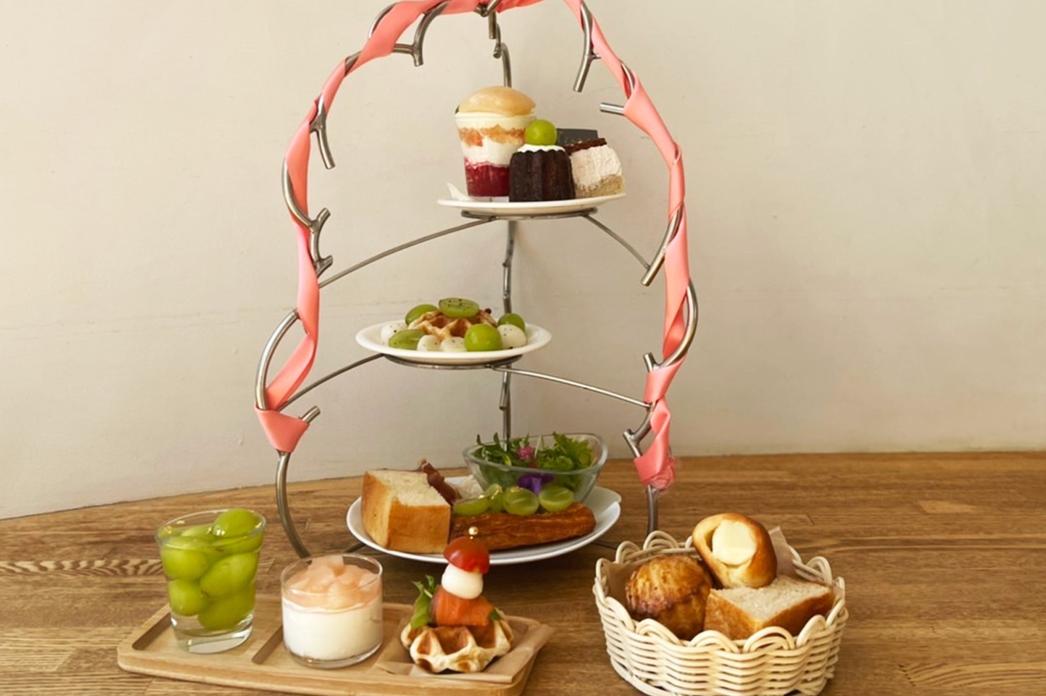 パンとエスプレッソと自由形「桃とシャインマスカットのアフタヌーンティー」人気パンやワッフルも