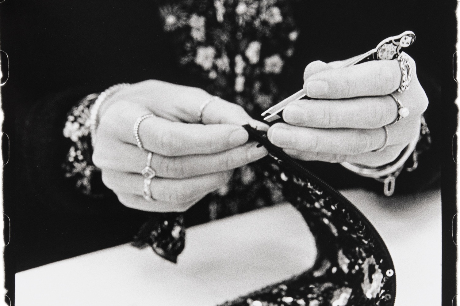 展覧会「シャネルを紡ぐ手」銀座で、オートクチュールのアトリエ＆職人の“手”を写す写真展示