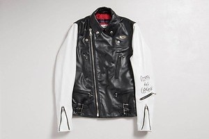 コム デ ギャルソン×ルイスレザーズの青山店限定ライダースジャケット、ホワイトのスリーブで