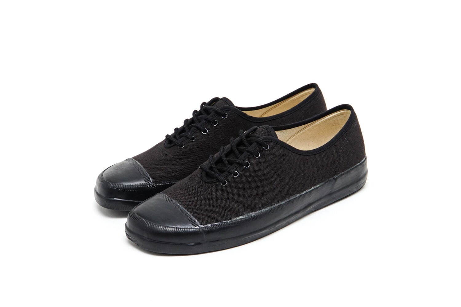 HOLECUT SNEAKERS 28,600円