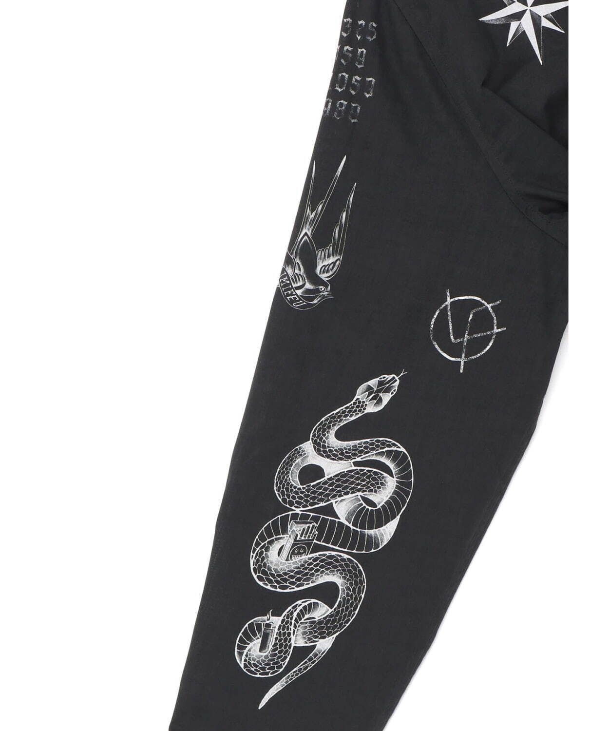 リミ フゥの“オールドスクールタトゥー”シャツ、燃えるハートや薔薇モチーフをプリント｜写真17