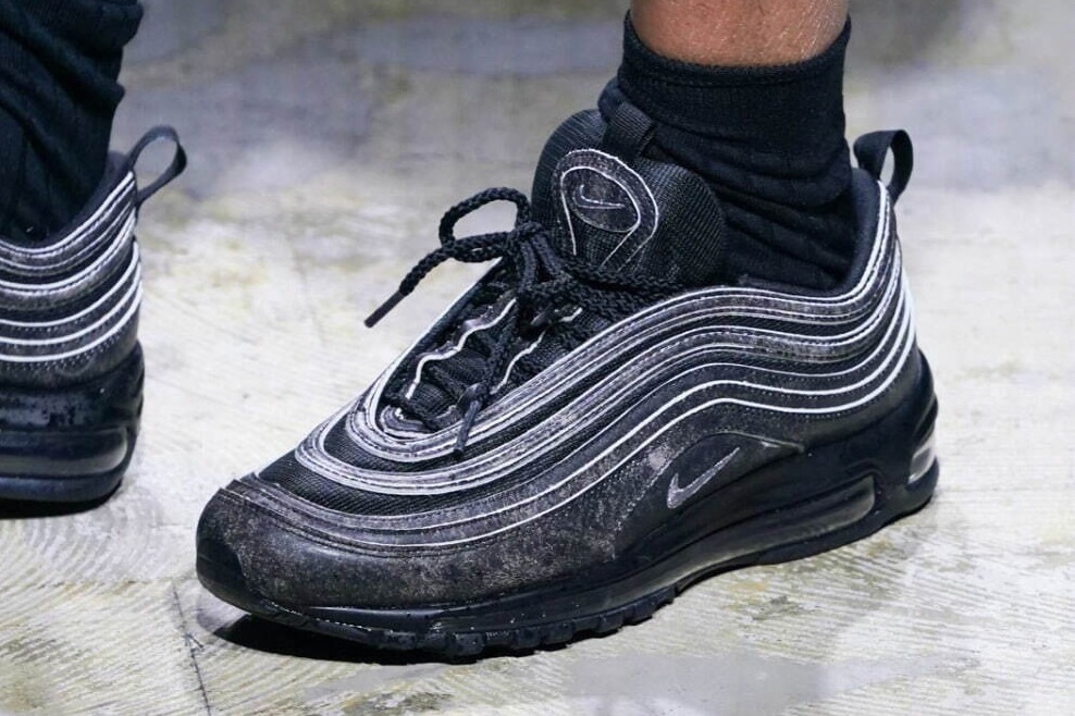 人気ブランドのおすすめメンズ黒スニーカー[2022秋冬]コーデで活躍する新作シューズをブランド別に紹介