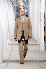 ベッドフォード、“チューリップのコサージュ”ゆらめくテーラードジャケット＆レザーライダース風ベスト｜写真1