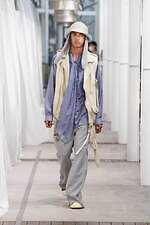 ベッドフォード、“チューリップのコサージュ”ゆらめくテーラードジャケット＆レザーライダース風ベスト｜写真6