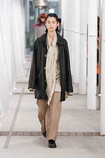 ベッドフォード、“チューリップのコサージュ”ゆらめくテーラードジャケット＆レザーライダース風ベスト｜写真7