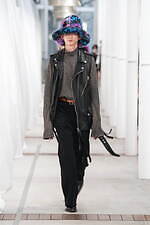 ベッドフォード、“チューリップのコサージュ”ゆらめくテーラードジャケット＆レザーライダース風ベスト｜写真5